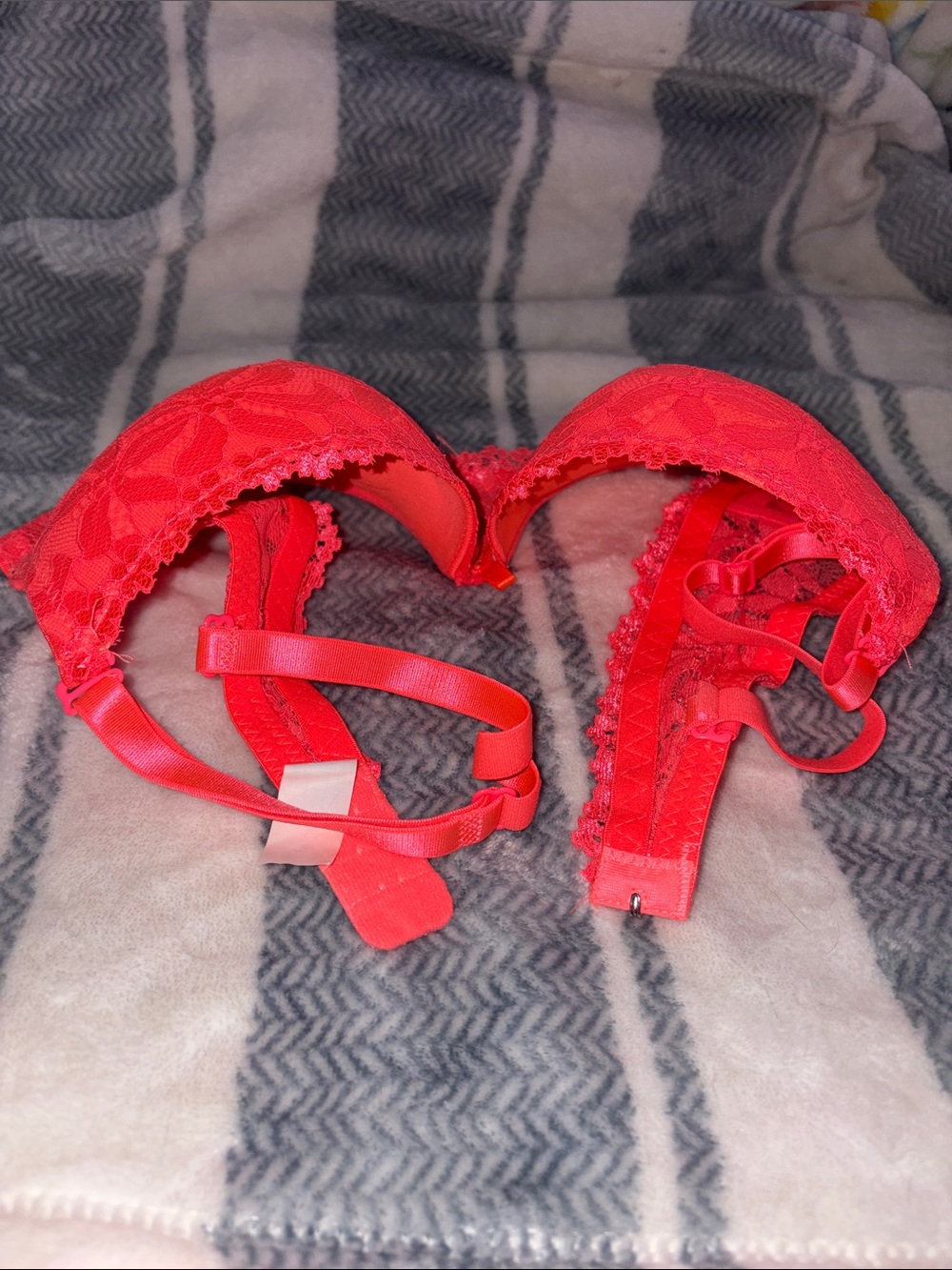 Lace Underwire Push-Up Bra in Vibrant Pink - Picture 4 of 5
